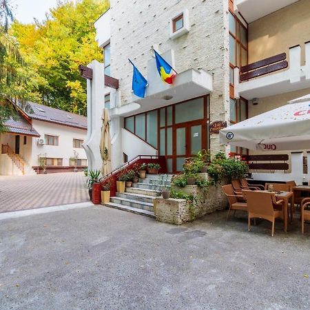 Former Ceausescu'S Vila Crizantema Băile Govora Exterior photo