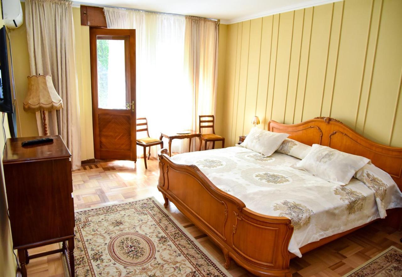 Former Ceausescu'S Vila Crizantema Băile Govora Exterior photo