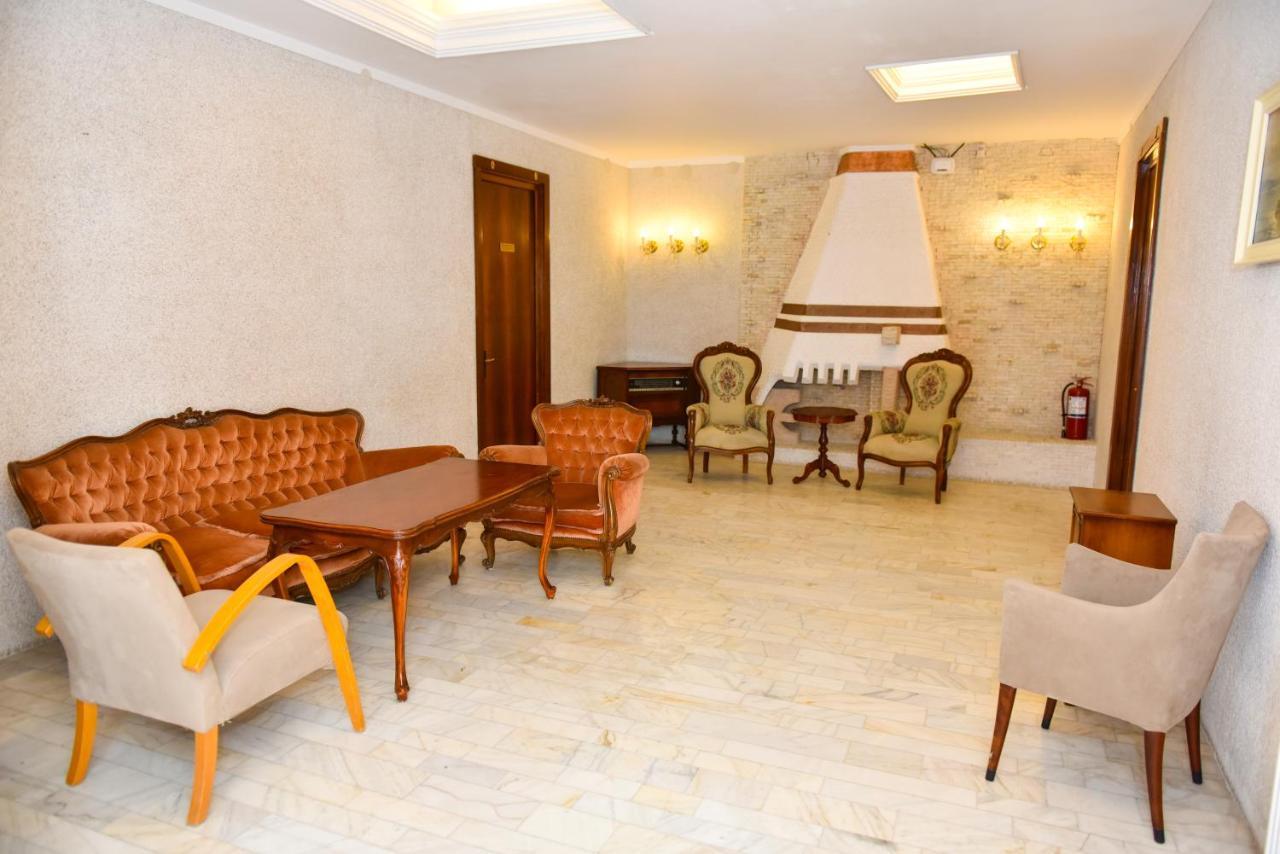 Former Ceausescu'S Vila Crizantema Băile Govora Exterior photo