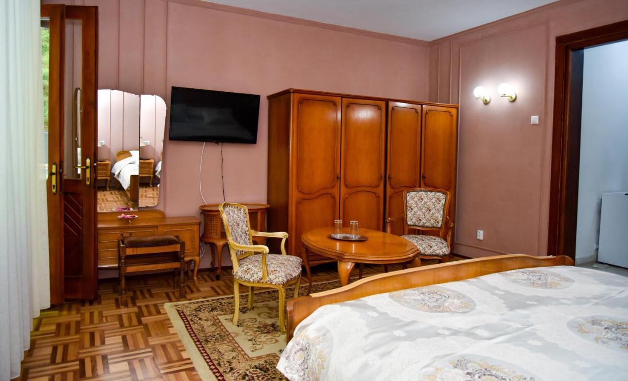 Former Ceausescu'S Vila Crizantema Băile Govora Exterior photo