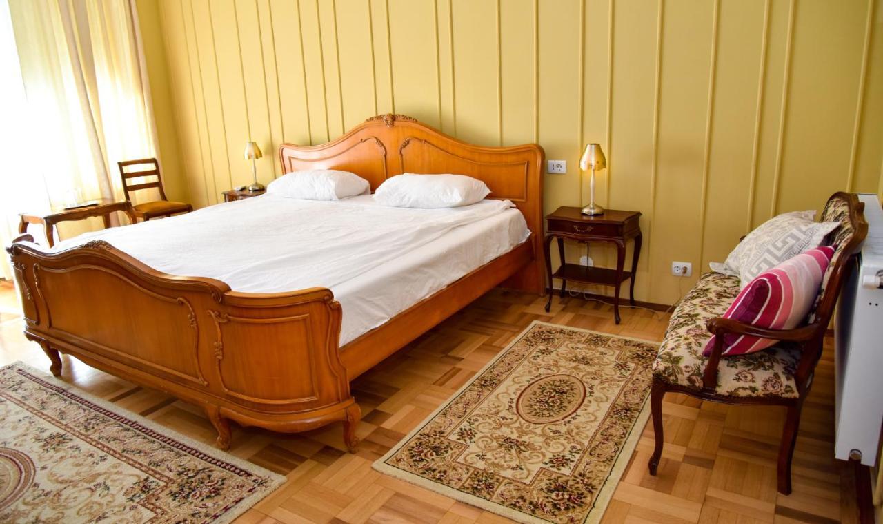 Former Ceausescu'S Vila Crizantema Băile Govora Exterior photo