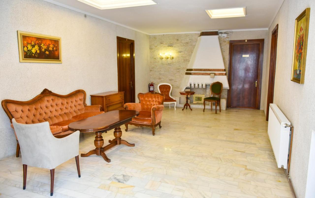 Former Ceausescu'S Vila Crizantema Băile Govora Exterior photo