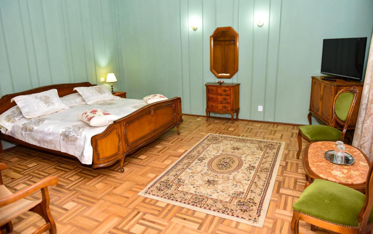 Former Ceausescu'S Vila Crizantema Băile Govora Exterior photo