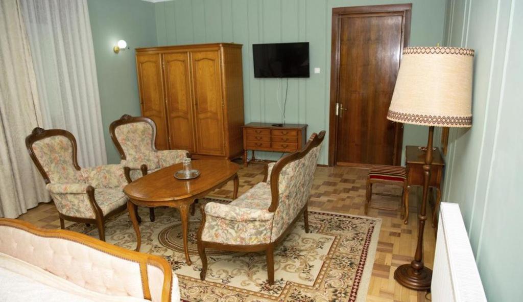 Former Ceausescu'S Vila Crizantema Băile Govora Exterior photo